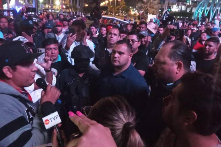 Tras ocho horas de protesta, músicos mantienen plantón en el malecón