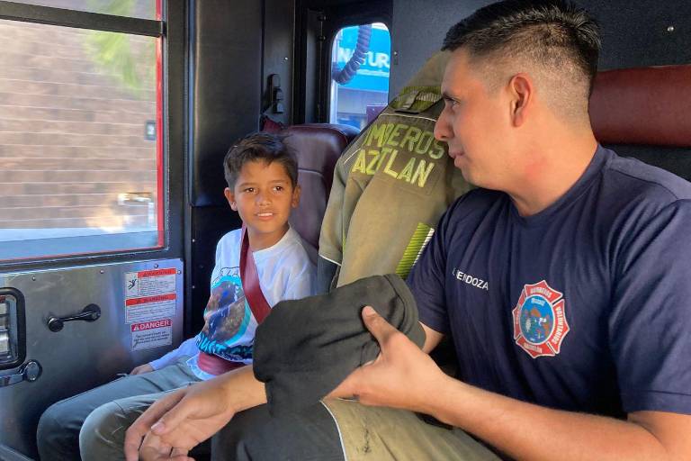 Luis Alejandro cumple su sueño de subirse a un camión de bomberos este Día de Reyes
