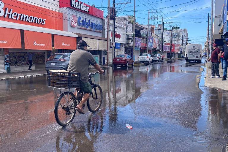 En pleno Centro de Mazatlán se desperdician miles de litros de agua potable por una fuga
