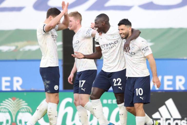Manchester City vence al Leicester y acaricia el título