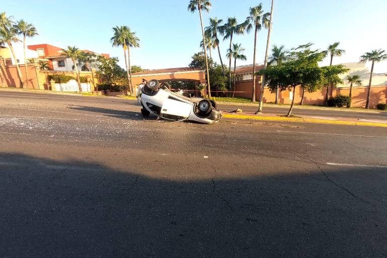 Hombre resulta lesionado al volcarse auto en Culiacán