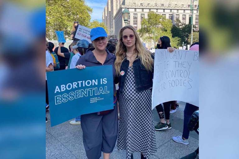 Jennifer Lawrence deja ver su embarazo en una manifestación