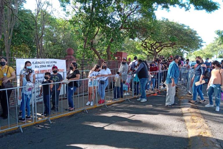 Con fila kilométrica inicia en Culiacán vacunación contra Covid a menores de 5 a 11 años