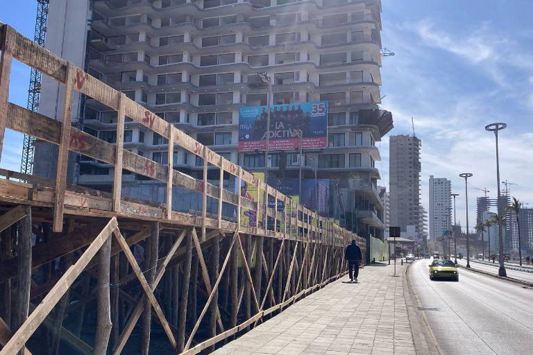 Avanzan preparativos del Carnaval de Mazatlán; colocan templetes y baños en zona turística