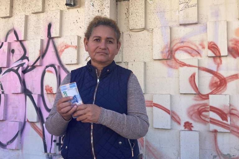 Recibe Carmen, abuela del pequeño Juan Enrique, apoyo económico para tratamientos médicos