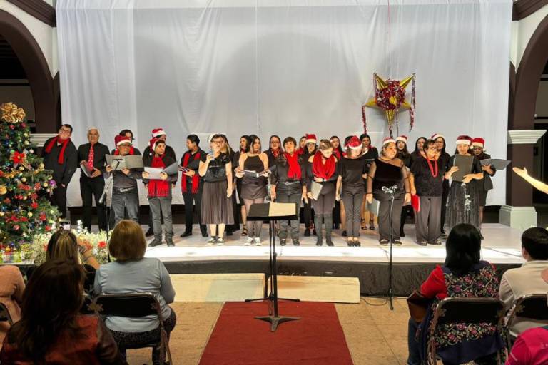 Celebran familias la Navidad y aplauden el talento de sus hijos