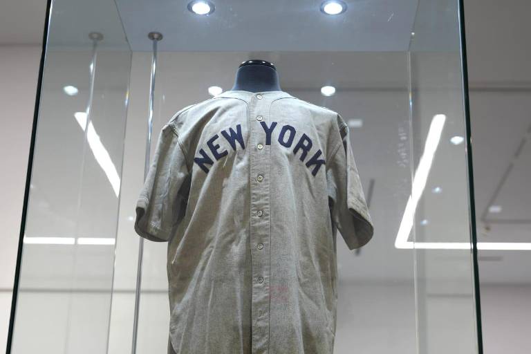 Camiseta usada por Babe Ruth cuando anticipó jonrón rompe récord de subasta