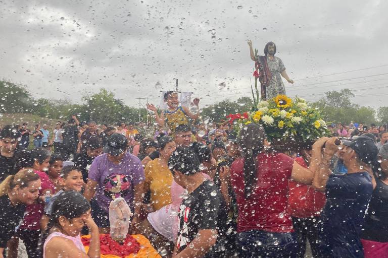 Cumplen feligreses a San Juan Bautista en el Río Presidio, en Villa Unión