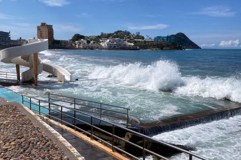 Persiste el fuerte oleaje en las playas de Mazatlán este lunes