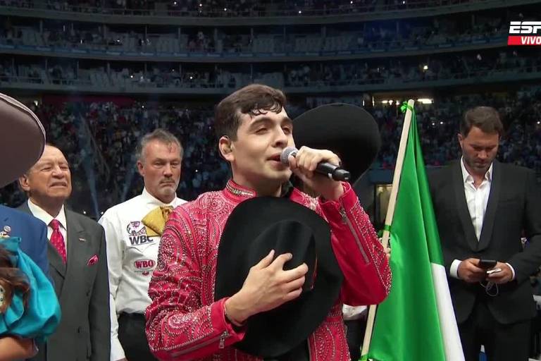 ‘Viva México ca...’, grita Beto Vega al interpretar el ‘Himno Nacional’ previo a la pelea del Canelo