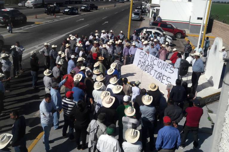 Reportan movilizaciones de agricultores en carreteras de Sinaloa