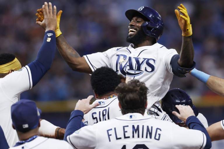 Rays dejan tendidos a Guardianes con hit de oro de Arozarena