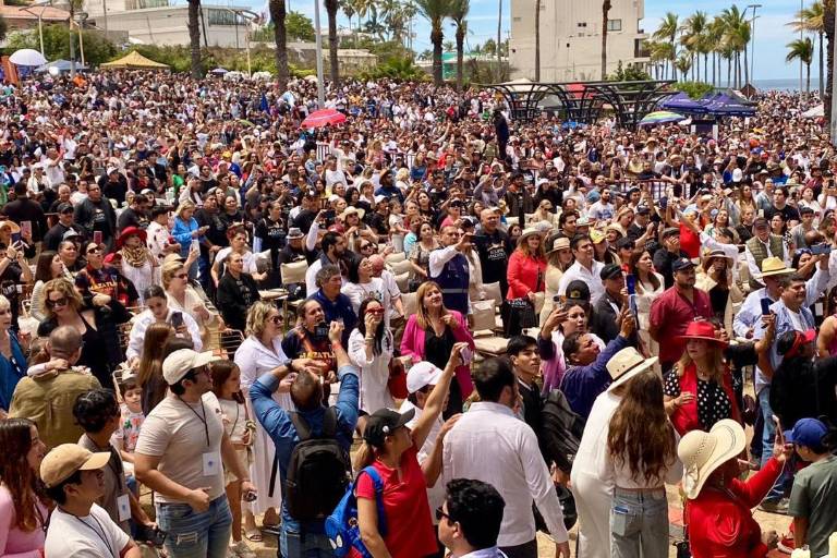 Más de 200 mil personas se dieron cita en el malecón de Mazatlán para apreciar el eclipse: Protección Civil