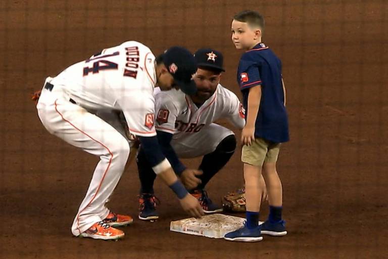 Niño salió al robo de una base en Houston, ¡literalmente! (VIDEO)