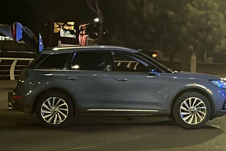 Localizan un vehículo abandonado en bulevar Francisco I Madero, al sur de Culiacán