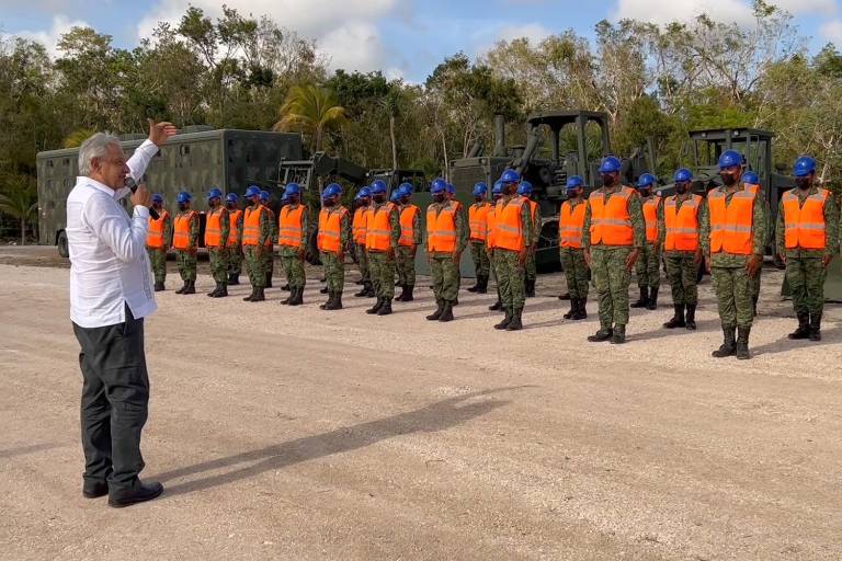 ‘Cuiden y defiendan estas obras’: AMLO a militares; inician tramos 6 y 7 de Tren Maya