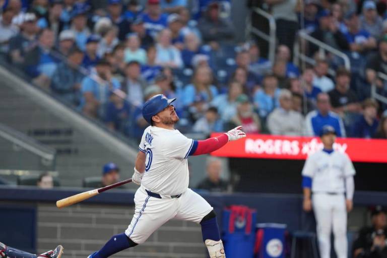 Alejandro Kirk conecta jonrón en triunfo de los Azulejos