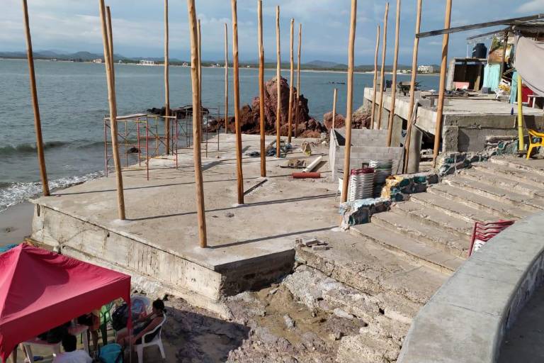 Casi en el mar, levantan construcción en Playa Cerritos, al norte de Mazatlán