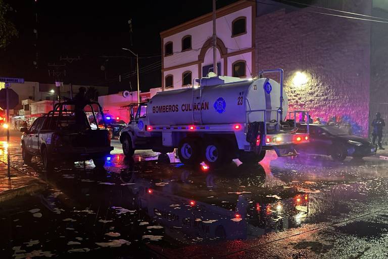 Mantiene Bomberos batalla con incendio en dulcería de Navolato