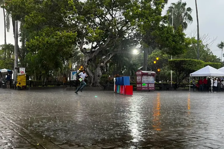 Se registra una lluvia fuerte en Mazatlán durante la mañana de este martes.