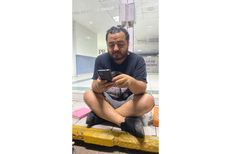 Tramitaba identidad de género en Registro Civil y Ximena fue agredida; mantiene plantón en la USE