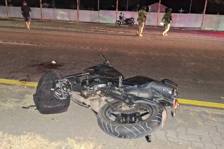 Paramédicos atendieron a las dos víctimas del choque registrado a la altura del Panteón Jardín.