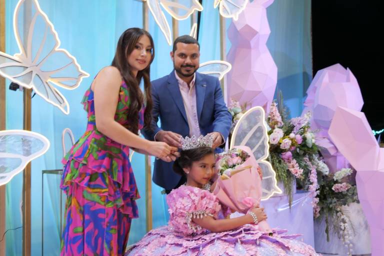 Con personajes de Disney coronan a Elva Alejandra I, como Reina Infantil de la Feria en Rosario