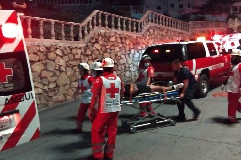 Rescatan con vida a turista de la CDMX que cayó al área rocosa del Paseo Olas Altas