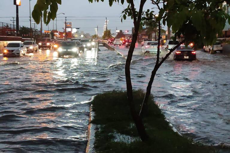 Toma en ‘hora pico’ lluvia a mazatlecos y a turistas