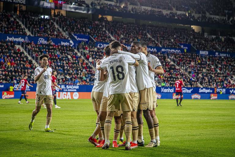 El Valencia recupera la séptima plaza y Ante Budimir falla un penalti en el 97