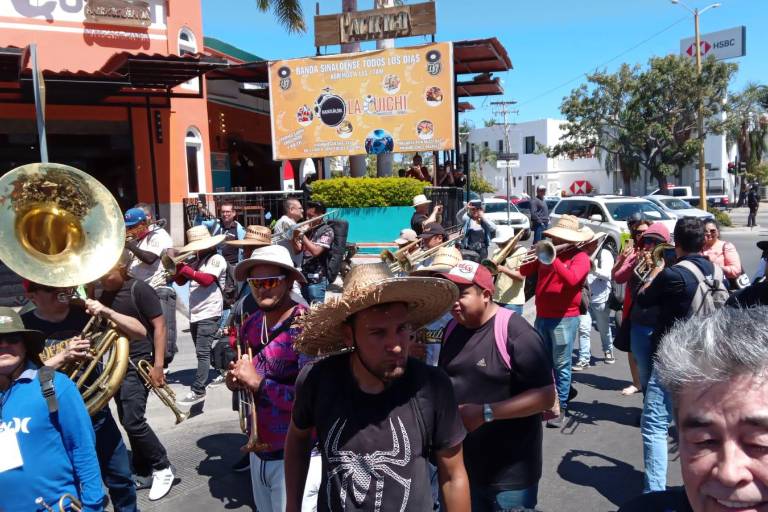 Se manifiestan músicos tocando y con marcha en plena zona turística