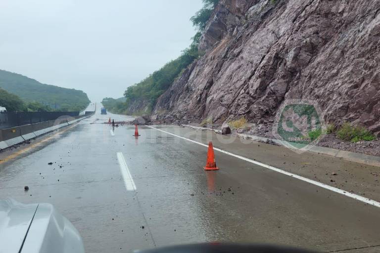 Cierran tramo del Libramiento Mazatlán por deslave