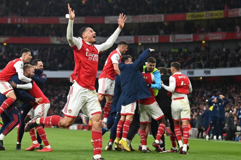 Arsenal perdía 2-0 con Bournemouth, pero remontó y lo ganó en el final para mantener su ventaja en la cima