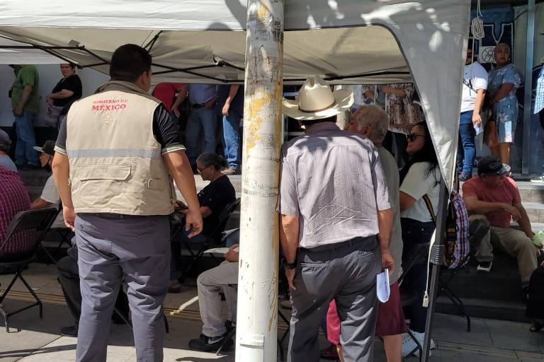 Con miedo y a pesar de la violencia, adultos mayores acuden a cobrar pensión en Culiacán