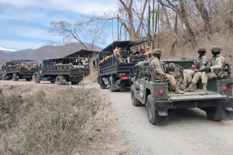 Convoy del Ejército Mexicano llegó este sábado a la mina Santa Fe en Rosario para reforzar el rescate de los trabajadores atrapados.