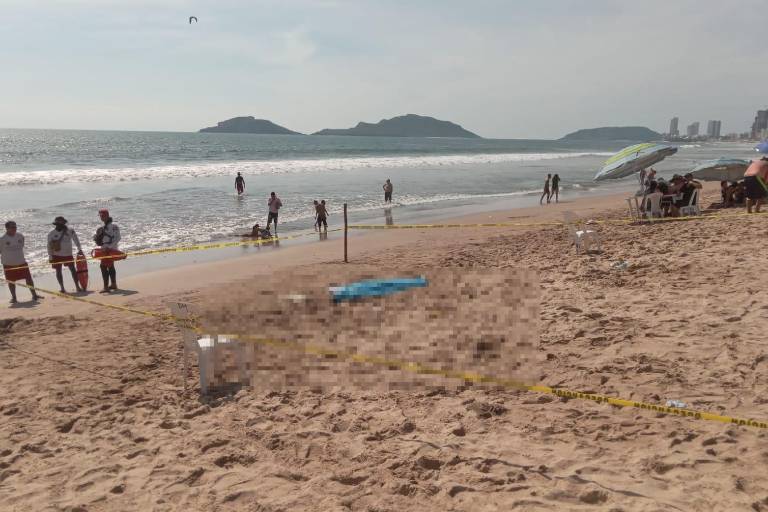 Muere hombre tras rescatar a una menor de ahogarse en el mar, en Mazatlán