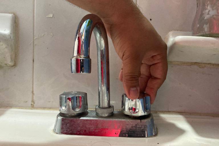 Denuncian vecinos de Villa Florida, en Mazatlán, constantes cortes en el suministro de agua