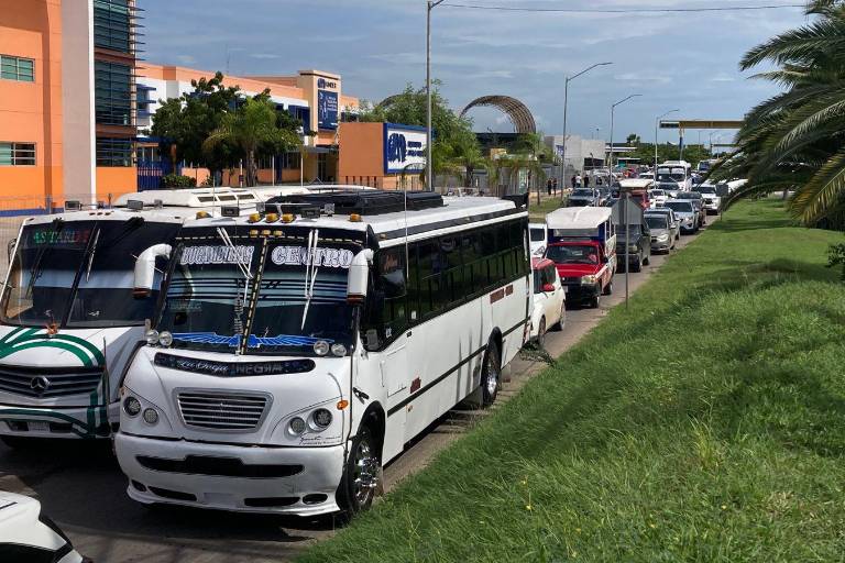 Se registra masiva movilización de camiones y autobuses por evento de Sheinbaum en Mazatlán