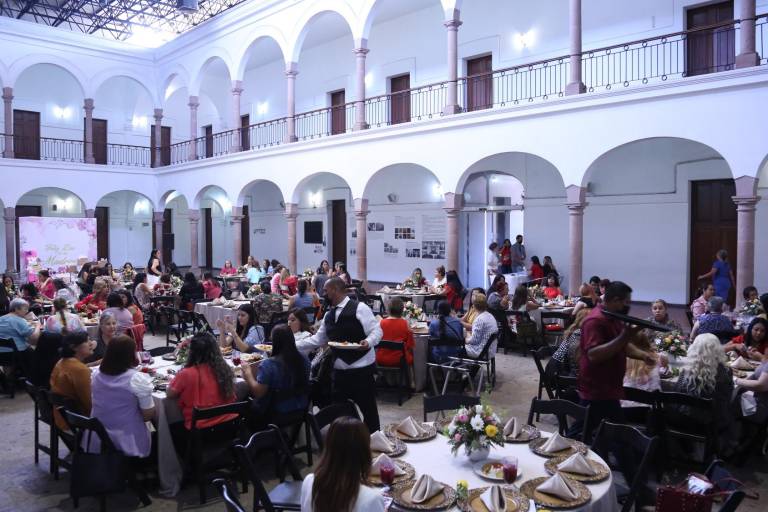 Felicitan a las mamás del Isic