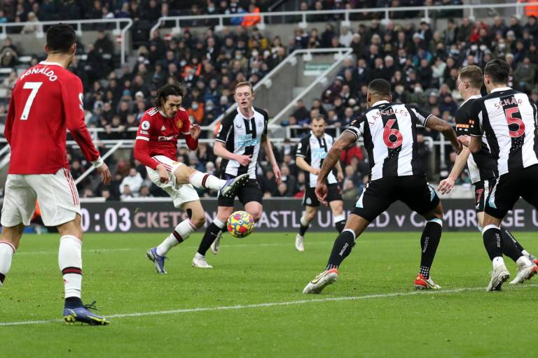 Edinson Cavani salvó a Manchester United de la catástrofe ante Newcastle