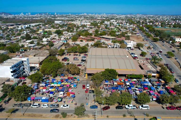 Reubican tianguis de la Flores Magón en Mazatlán para renovar plazuela