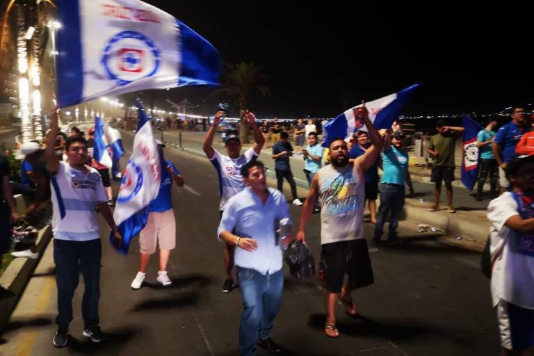 Aficionados en Mazatlán festejan el título del Cruz Azul