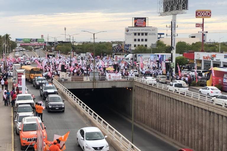 Simpatizantes de candidatos ‘inundan’ alrededores de la UAdeO por debate