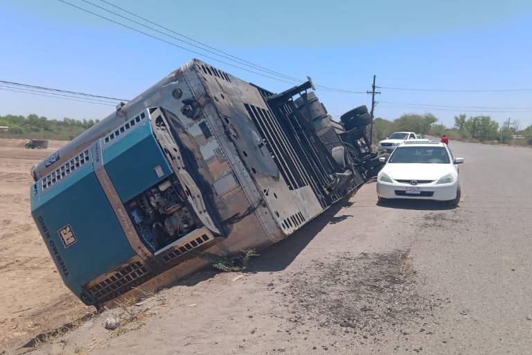 Reportan volcamiento de caja refrigerada en el Piggy Back de Culiacán
