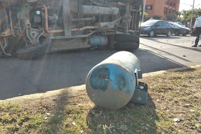 Un accidente termina en una volcadura en las cercanías de Ciudad Universitaria, en Culiacán
