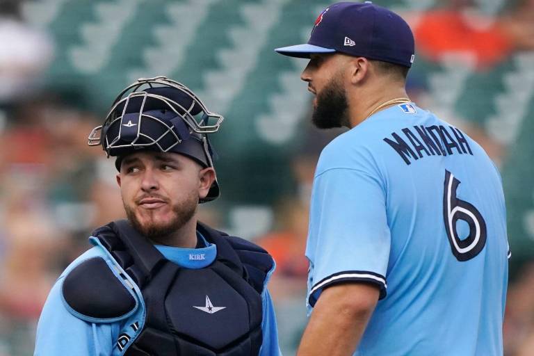 Alek Manoah recibe premio en Canadá por defender al cátcher mexicano Alejandro Kirk