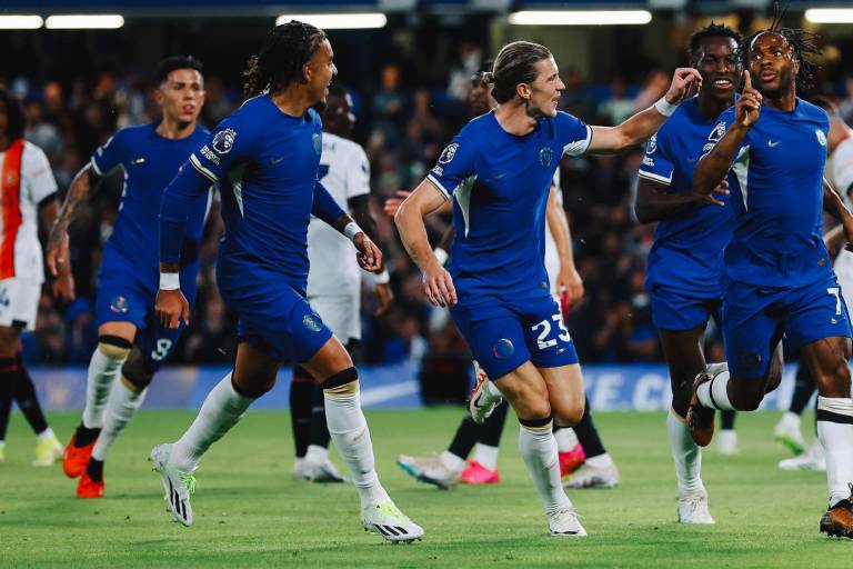 Doblete de Sterling inspira al Chelsea a lograr su primera victoria con Pochettino