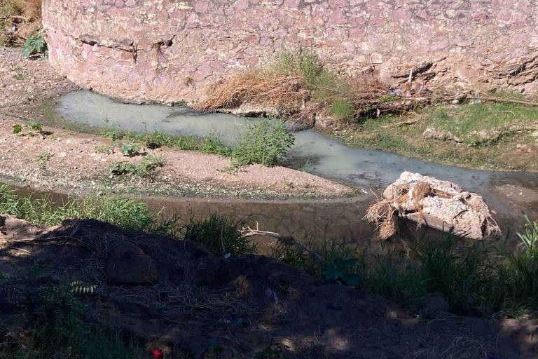 Aparece nuevo derrame de aguas negras en el arroyo Jabalines sobre avenida Juan Pablo II, en Mazatlán