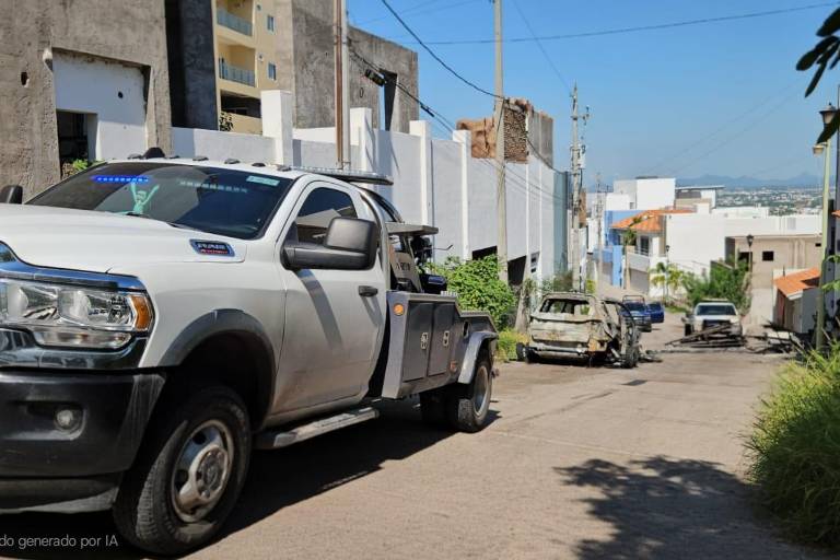 Dos autos quemados dentro de vivienda atacada por grupo armado en Culiacán