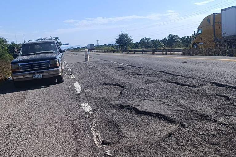 Un peligro constante para conductores se ha vuelto transitar por la México 15, en Escuinapa